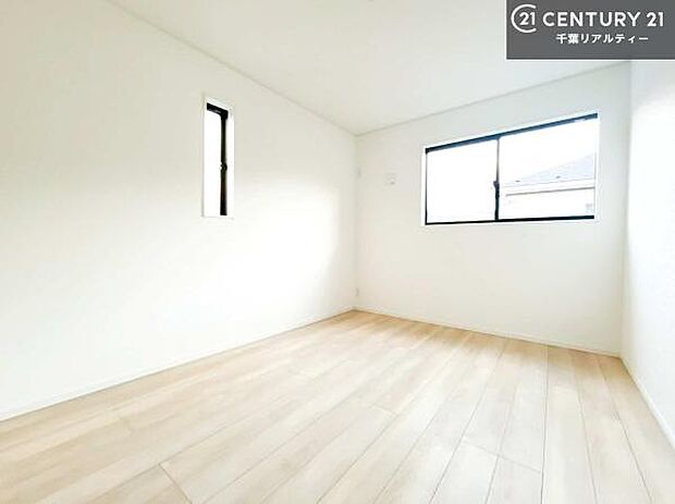 2面採光を確保した明るい室内は、風通しも良く、明るく大変居心地の良い空間となっております。リラックスして過ごせる心地の良いお部屋です!朝の目覚めがスッキリしますね!