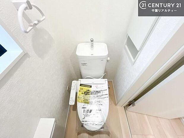 1・2階にトイレがございます!朝の忙しい時間帯も待たずにすみそうですね。白を基調とした清潔感のあるトイレでお手入れがしやすいです!
