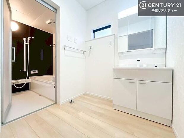 小窓付きの明るい洗面室です!湿気もすぐに入れ替えができて清潔に保つことができます!自然光が差し込むのでお化粧の仕上がりも良くなりますね!