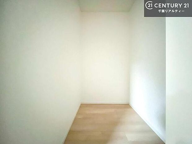 ウォークインクローゼット付きです。たくさんのお洋服などを収納しておけそうですね!他にも扇風機や加湿器など季節物の大きな家電も収納できます!