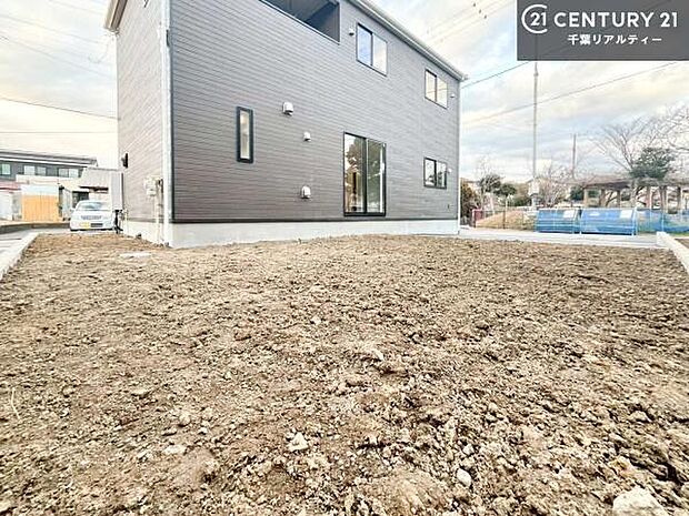 お庭スペースつき!ガーデニングや家庭菜園が楽しめてアウトドアの趣味が増えそうですね!