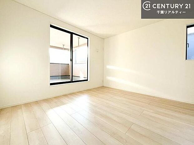 優しい光が差し込む洋室は、朝の目覚めも気持ちが良さそうですね。おうち時間もゆったりと過ごすことができます。