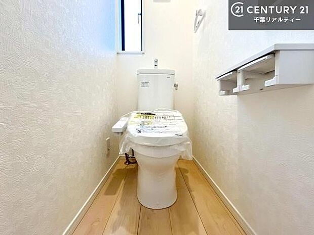 1・2階にトイレがございます!朝の忙しい時間帯も待たずにすみそうですね。白を基調とした清潔感のあるトイレでお手入れがしやすいです!