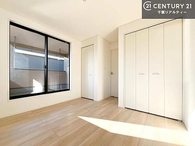 バルコニーに面している洋室です。明るく温もりがあり、換気もしっかりできます!朝起きて、外に出て背伸びをしつつ深呼吸をし良い朝を迎え入れることができます。