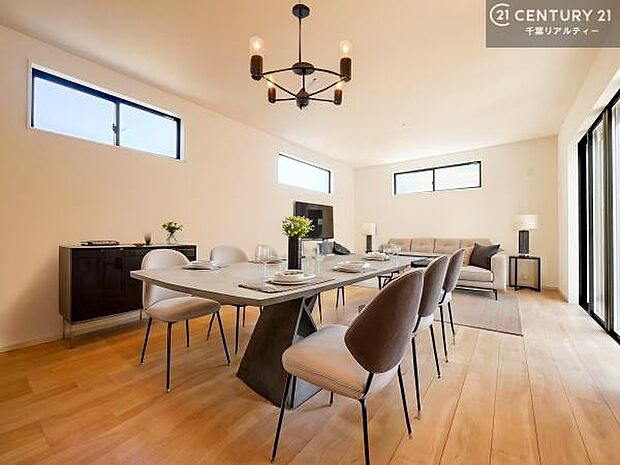 家具はCGパースです。開放感のある広々LDK!ソファーやダイニングテーブルを置いても窮屈にならないので快適に過ごせます!コミュニケーションが取りやすいリビングです!