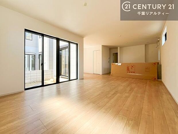 大きな窓からたっぷりの陽ざしが入る明るいリビング。開放感のあるリビングで家族団らんのくつろぎの時間を過ごせます!