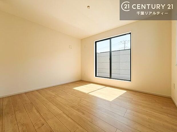 バルコニーへ面した洋室なので天気のいい日はバルコニーへ出てリフレッシュするのもいいですね!充実したプライベートタイムが送れる洋室!陽当たり、風通し良好です。