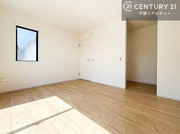 優しい光が差し込む洋室は、朝の目覚めも気持ちが良さそうですね。おうち時間もゆったりと過ごすことができます。優しい色合いのフローリングがどんな家具にもマッチします!