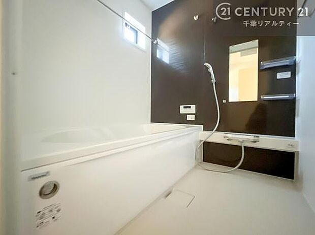 広々バスで一日の疲れをリフレッシュ。足が伸ばせるので、浴槽にもゆったりと浸かれますね!毎日のバスタイムが楽しみになります。