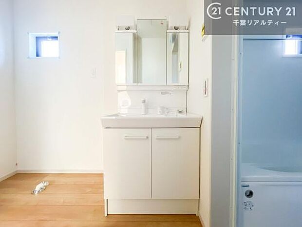 三面鏡仕様の洗面所は、身だしなみがしやすい造り!裏は収納になっています。ドライヤーやお化粧道具を片付けられるので洗面台周りをスッキリと見せることが出来ます!