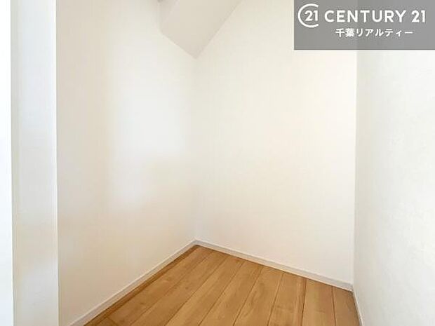 リビングにはウォークインクローゼットを備えております。掃除機や日用品の収納に便利で、取り出しもスムーズです。ぜひ現地にて、実際の生活をイメージしてみてはいかがでしょうか。