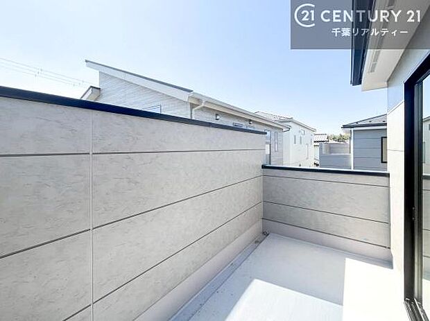 バルコニーを2か所に設けたゆとりのある設計。用途に合わせて使い分けができ、毎日の暮らしを快適にサポートします。