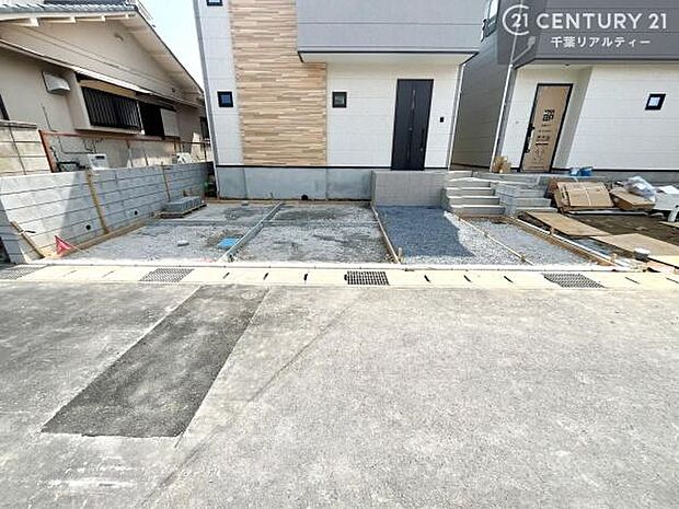 駐車スペースは2台分あります!セカンドカーはもちろん、バイクや自転車なども置き場所に困りません。