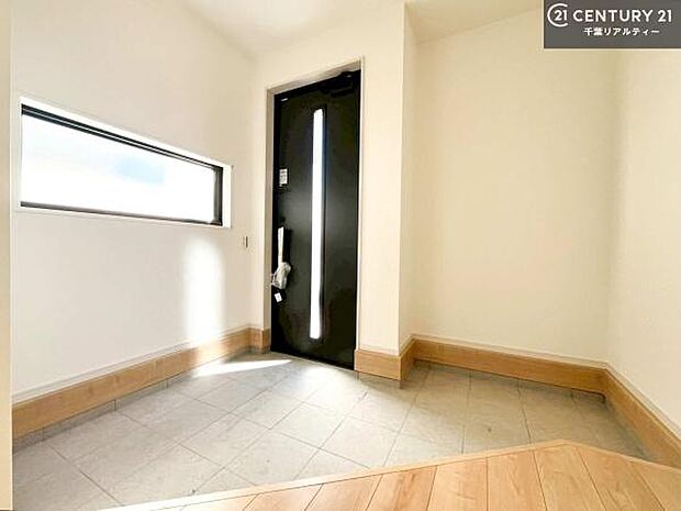 疲れて帰ってきても、ただいま!を言いたくなる、優しく迎え入れてくれる空間になっています。明るく温もり溢れる玄関です!