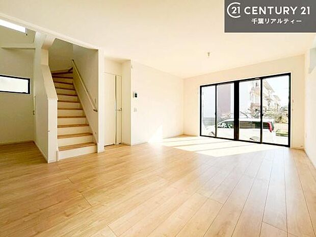 大きな窓からたっぷりの陽ざしが入る明るいリビング。開放感のあるリビングで家族団らんのくつろぎの時間を過ごせます。