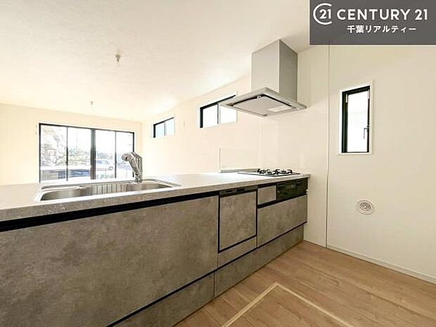 大人気の対面式システムキッチンを採用しています!ご家族のコミュニケーションが自然と増える設計です。お子様にも目が届くので嬉しいですね!広々使えて快適に作業が進みます。