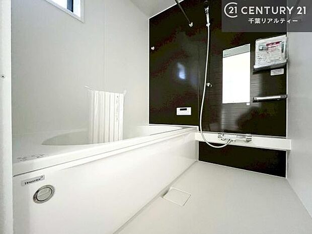 落ち着きある大人の雰囲気のバスルームは、味が出ていてバスタイムが充実!お仕事頑張っているご褒美にお好みの匂いの入浴剤を入れて、楽しんでみてはいかがでしょうか?