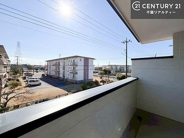 晴れた日には青い空を見渡せる開放的な時間を楽しめます。気持ちの良い風が通り抜ける街並みです!