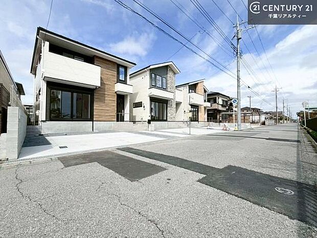 前面道路は6m!陽当り良好な立地です。車庫入れが苦手な方も安心ですね。