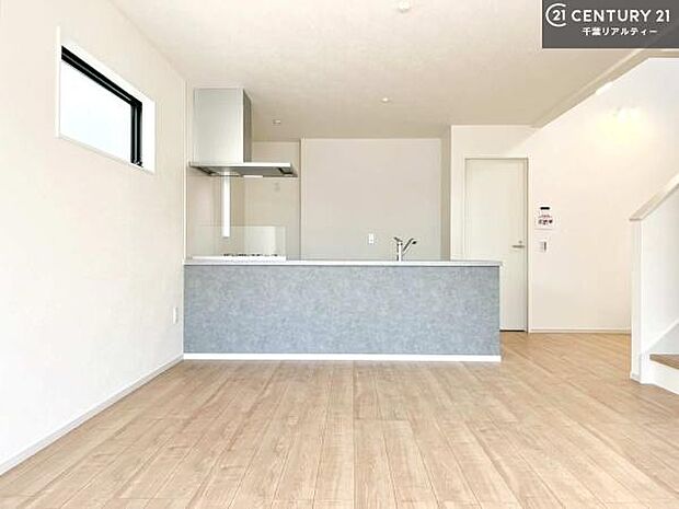 広々ダイニングスペース!ゆったりお食事。笑い声響く楽しい時間が過ごせます。日々の疲れも癒されます!