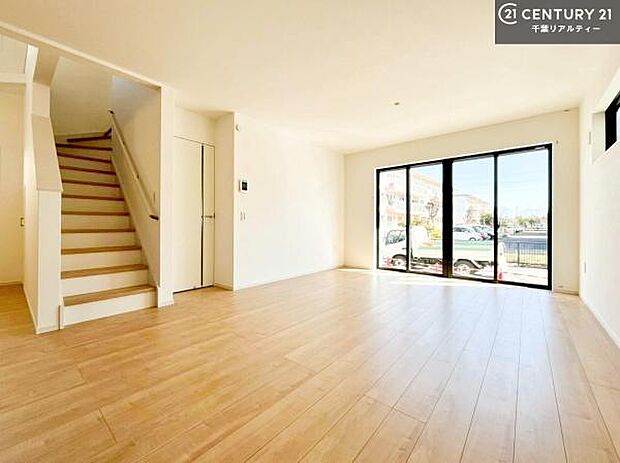 リビング階段を採用することで、家族が自然と顔を合わせる動線設計。外出や帰宅の際に必ずリビングを通るため、コミュニケーションが生まれやすく、家族の気配を感じながら暮らせます。