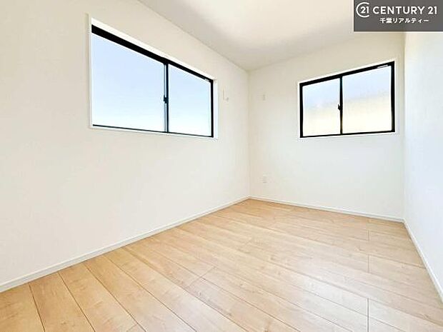 2面採光を確保した明るい室内は、風通しも良く、明るく大変居心地の良い空間となっております。リラックスして過ごせる心地の良いお部屋です!朝の目覚めがスッキリしますね!