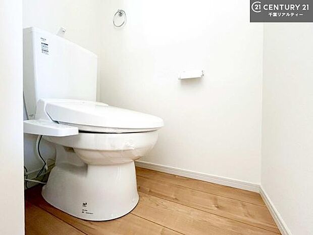 1・2階にトイレがございます!朝の忙しい時間帯も待たずにすみそうですね。白を基調とした清潔感のあるトイレでお手入れがしやすいです!
