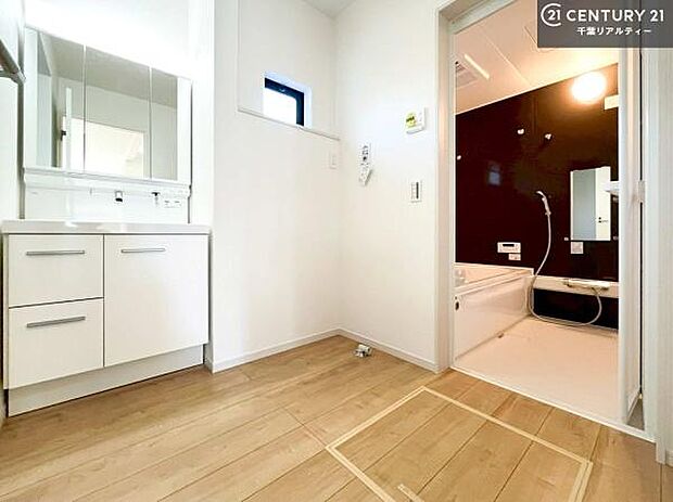 小窓付きの明るい洗面室です!湿気もすぐに入れ替えができて清潔に保つことができます!自然光が差し込むのでお化粧の仕上がりも良くなりますね!