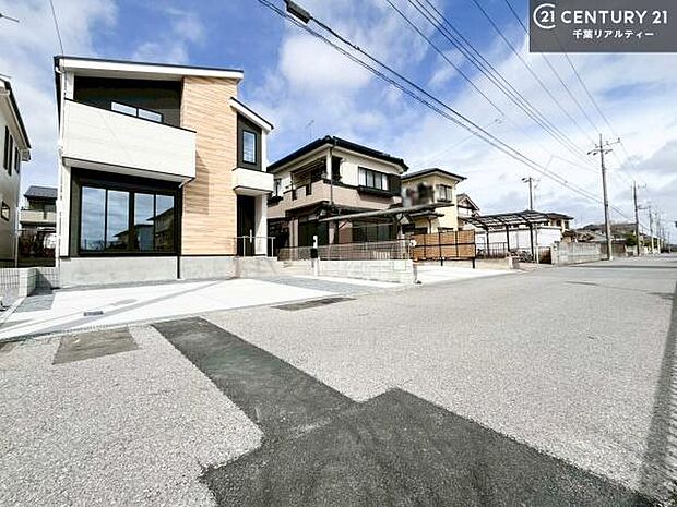 前面道路は6m!陽当り良好な立地です。車庫入れが苦手な方も安心ですね。