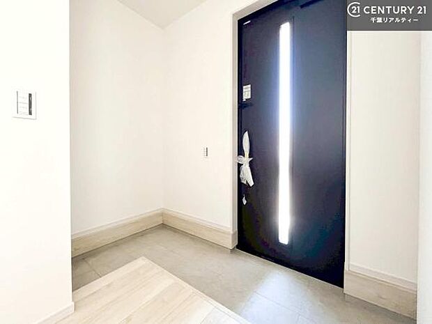 シューズボックス付きなので、玄関が片付きお掃除がしやすいです!スッキリした玄関で戸を開けた瞬間、清潔感のある心地いい空間が出迎えてくれます。