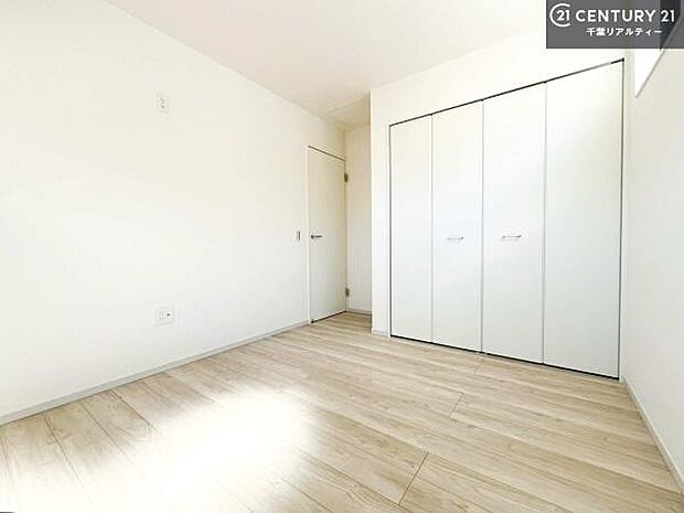 収納スペースがついています!居室をスッキリ整頓する事ができますね。家具を選ばないシンプルなデザインの為、家具を選ばずお気に入りの空間作りができそうですね。