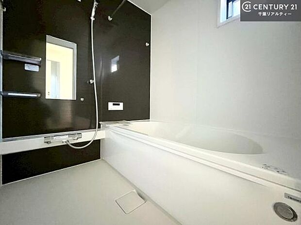 落ち着きある大人の雰囲気のバスルームは、味が出ていてバスタイムが充実!お仕事頑張っているご褒美にお好みの匂いの入浴剤を入れて、楽しんでみてはいかがでしょうか?