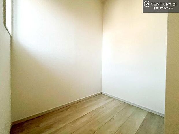 洗面所の横には、リネン庫付き!ラックを入れておけばタオルや日用品の収納もできて取り出しが便利!