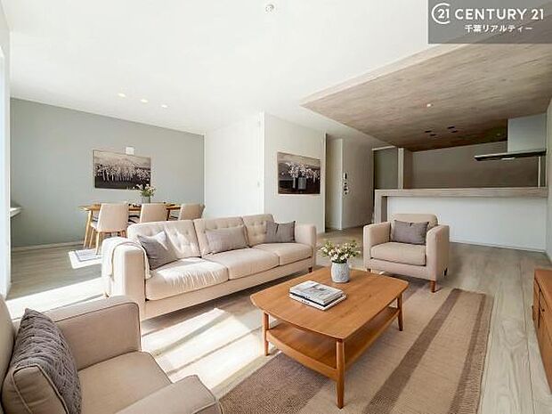 家具はCGパースです。大切な家族が集まるからこそLDKにはこだわりたい。子供たちが元気に笑いながら走り回っている姿を見た時が「広い家にして良かった」と思う瞬間です。