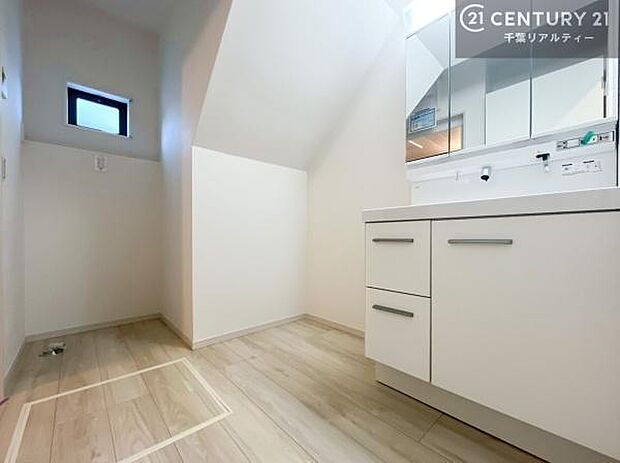 身なりを整える洗面所は、清潔感が大事です!水周りの清潔感のある雰囲気を演出!気持ちよくお使いいただけます。広々したスペースも嬉しいですね!