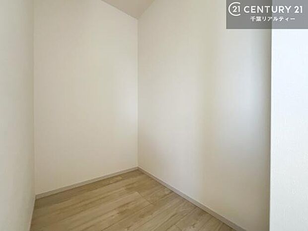 ウォークインクローゼット付きです。たくさんのお洋服などを収納しておけそうですね!他にも扇風機や加湿器など季節物の大きな家電も収納できます!