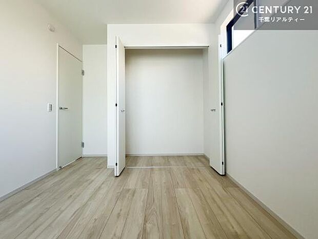 各居室収納付き!急なお客様が来客しても散らかったお部屋をサッと片付けられます!お部屋のスペースが生まれゆとりあるお部屋を演出することが出来ます!