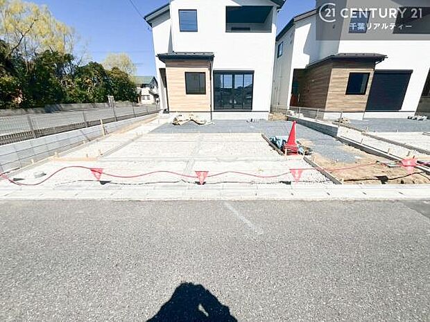 建築中!完成までお楽しみに!駐車スペース並列3台あります!(オプション)