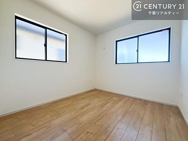 2面採光を確保した明るい室内は、風通しも良く、明るく大変居心地の良い空間となっております。リラックスして過ごせる心地の良いお部屋です!