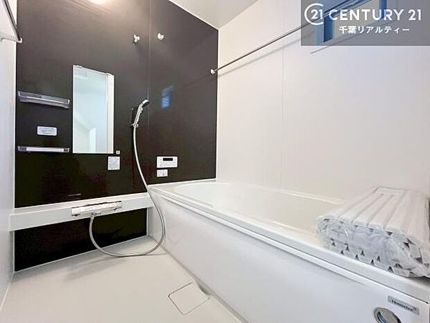 広々バスで一日の疲れをリフレッシュ。足が伸ばせるので、浴槽にもゆったりと浸かれますね!毎日のバスタイムが楽しみになります。