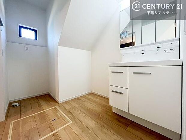 身なりを整える洗面所は、清潔感が大事です!水周りの清潔感のある雰囲気を演出!気持ちよくお使いいただけます。広々したスペースも嬉しいですね!