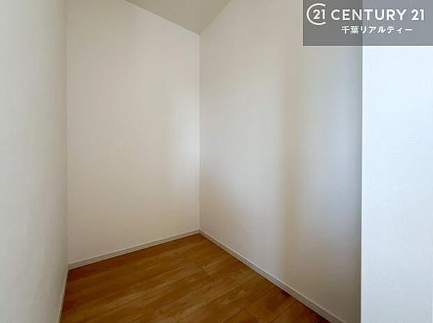 ウォークインクローゼット付きです。たくさんのお洋服などを収納しておけそうですね!他にも扇風機や加湿器など季節物の大きな家電も収納できます!