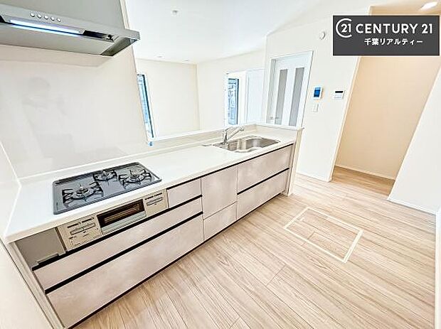 大人気の対面式システムキッチンを採用しています!ご家族のコミュニケーションが自然と増える設計です。お子様にも目が届くので嬉しいですね!広々使えて快適で作業が進みます。