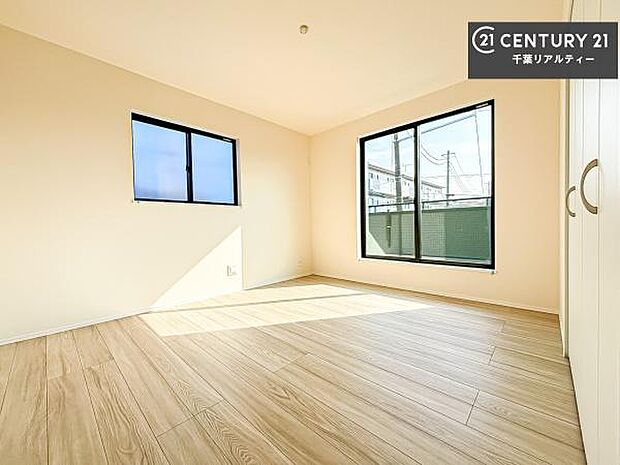 バルコニーへ面した洋室なので天気のいい日はバルコニーへ出てリフレッシュするのもいいですね!屋根裏収納付きで普段使わないような季節もののインテリアの収納にも対応!お部屋の片づけ楽々!