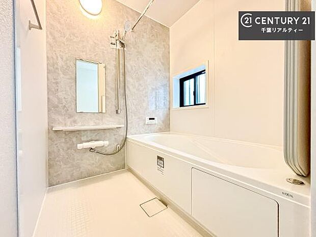 落ち着きある大人の雰囲気のバスルームは、味が出ていてバスタイムが充実!お仕事頑張っているご褒美にお好みの匂いの入浴剤を入れて、楽しんでみてはいかがでしょうか?