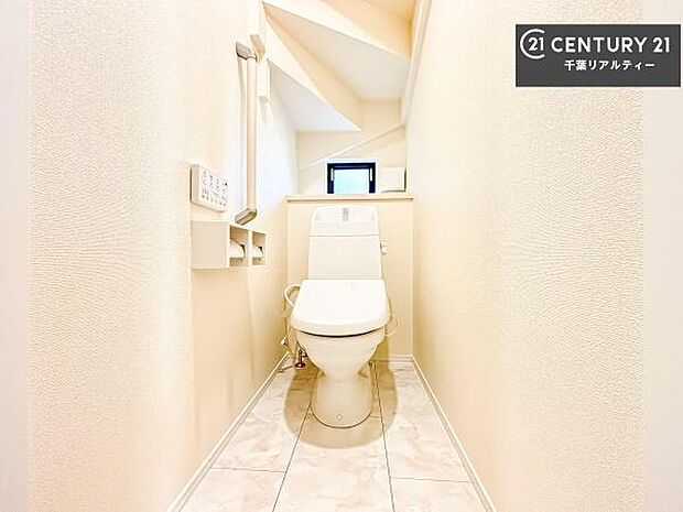 1・2階にトイレがございます!朝の忙しい時間帯も待たずにすみそうですね。白を基調とした清潔感のあるトイレでお手入れがしやすいです!