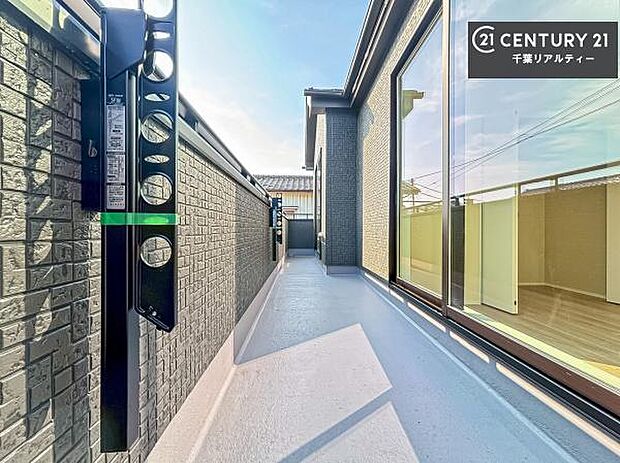 広々としているバルコニーです!お洗濯物を干すのはもちろん風に当たりながらくつろぎタイムが送れます!