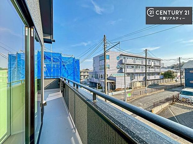 晴れた日には青い空を見渡せる開放的な時間を楽しめます。気持ちの良い風が通り抜ける街並みです!