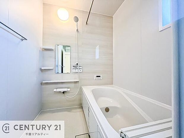 【同仕様】広々バスで一日の疲れをリフレッシュ。足が伸ばせるので、浴槽にもゆったりと浸かれますね!毎日のバスタイムが楽しみになります。