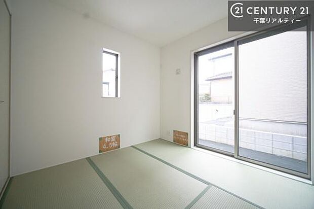 タタミの香りが安らぎを与える、リラックス空間。窓も大きく開放感のある和室となっております。日本人の心感じる「和」の空間。(施工例)